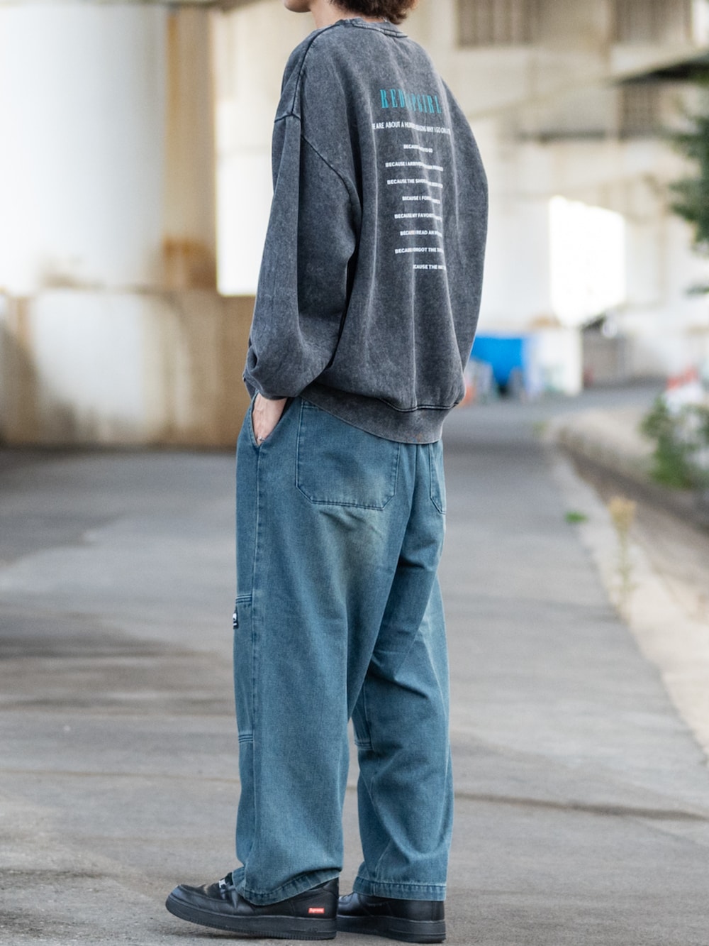 ブルー系のデニムパンツ、グレー系のスウェットを着用したメンズの秋コーディネートの2枚目の写真