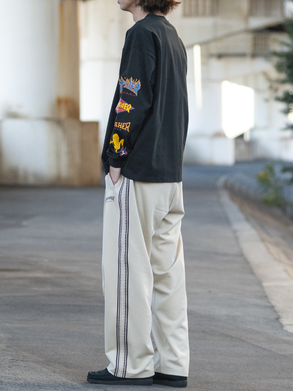 ベージュ系のジャージ、ブラック系のTシャツ/カットソーを着用したメンズの冬コーディネートの2枚目の写真