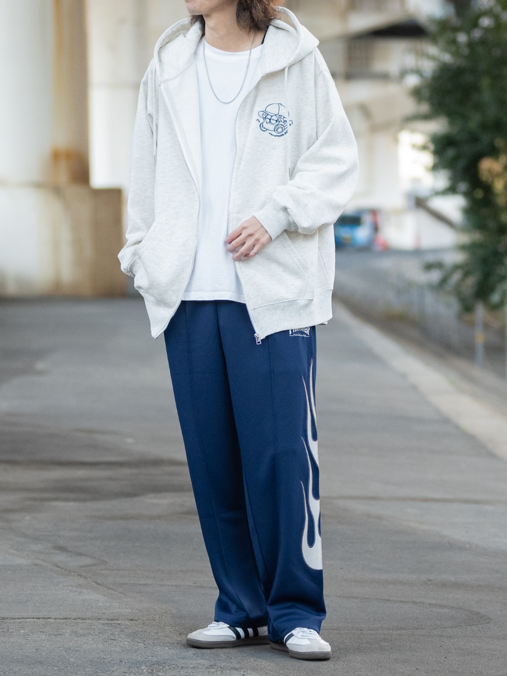 ホワイト系のスニーカー、ブルー系のその他パンツ、グレー系のパーカーを着用したメンズの春コーディネートの3枚目の写真