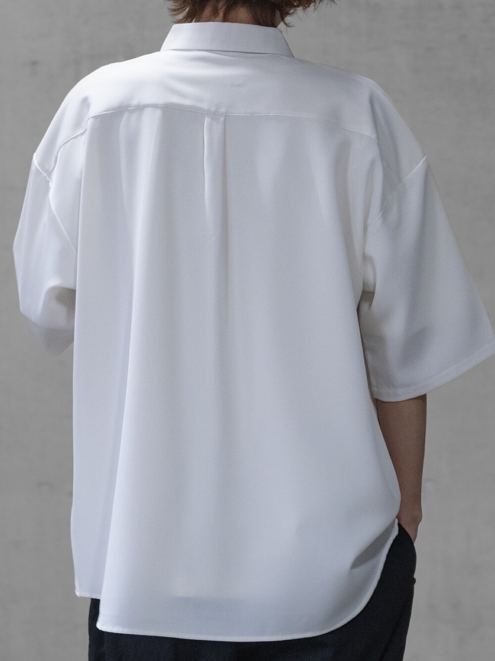 ブラック系のその他パンツ、ブラック系のドレスシューズ、ホワイト系のシャツ/ブラウスを着用したメンズの春コーディネートの4枚目の写真