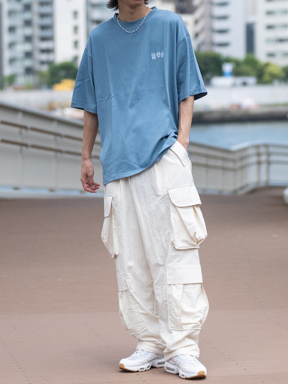 ホワイト系のカーゴパンツ、ブルー系のTシャツ/カットソーを着用したメンズの夏コーディネートの3枚目の写真