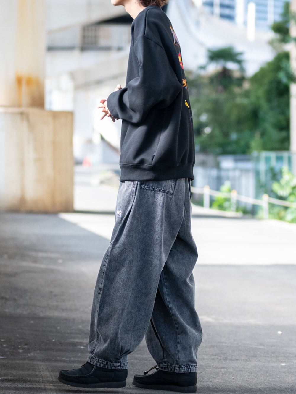 ブラック系のスウェット、ブラック系のデニムパンツを着用したメンズの秋コーディネートの2枚目の写真