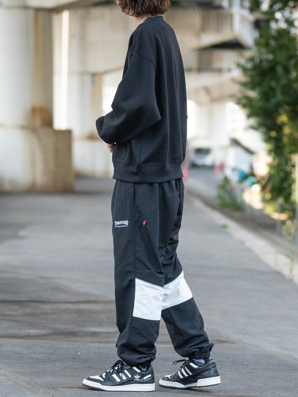 ブラック系のその他パンツ、ブラック系のスウェットを着用したメンズの秋コーディネートの2枚目の写真