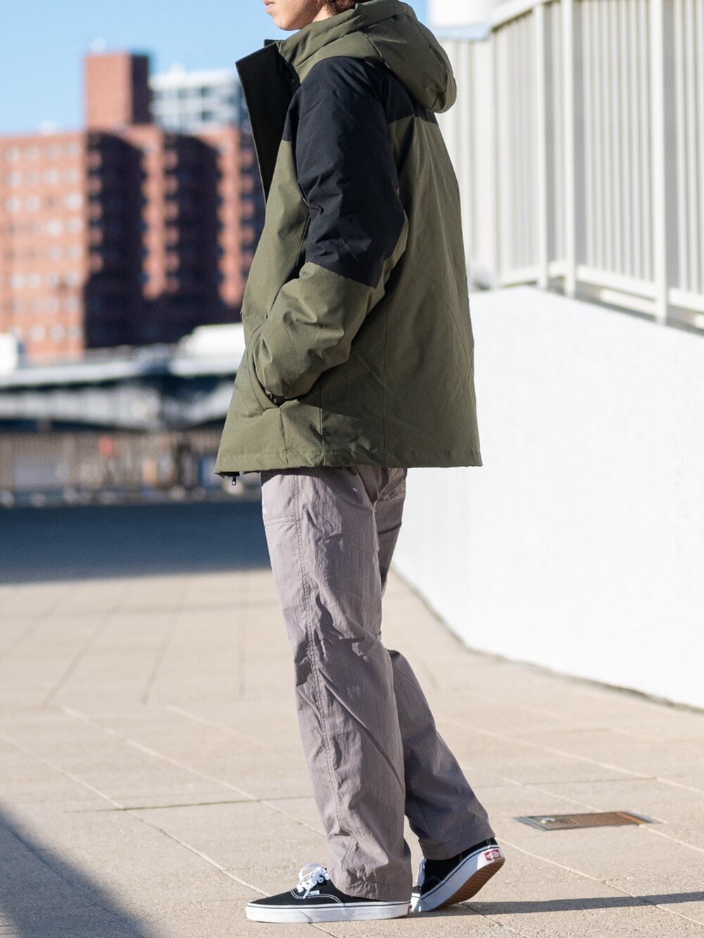 グリーン系のダウンジャケット/コート、ベージュ系のカーゴパンツを着用したメンズの冬コーディネートの2枚目の写真