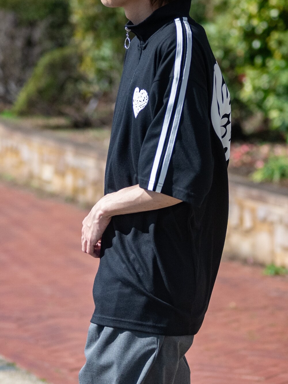 グレー系のスラックス、ブラック系のTシャツ/カットソーを着用したメンズの春コーディネートの4枚目の写真