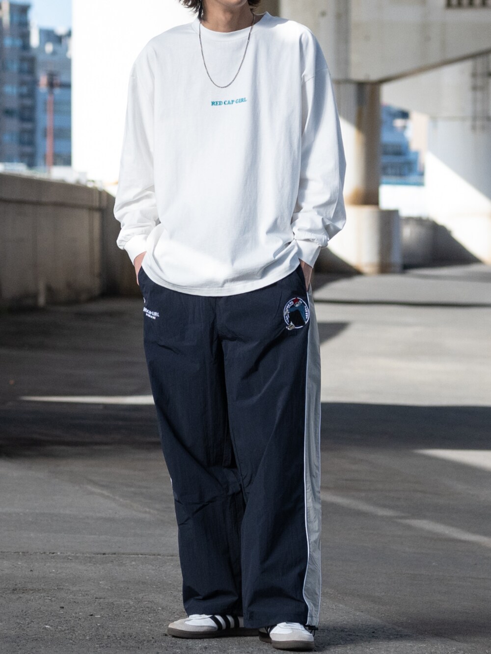 ホワイト系のTシャツ/カットソー、ブルー系のその他パンツを着用したメンズの冬コーディネートの3枚目の写真