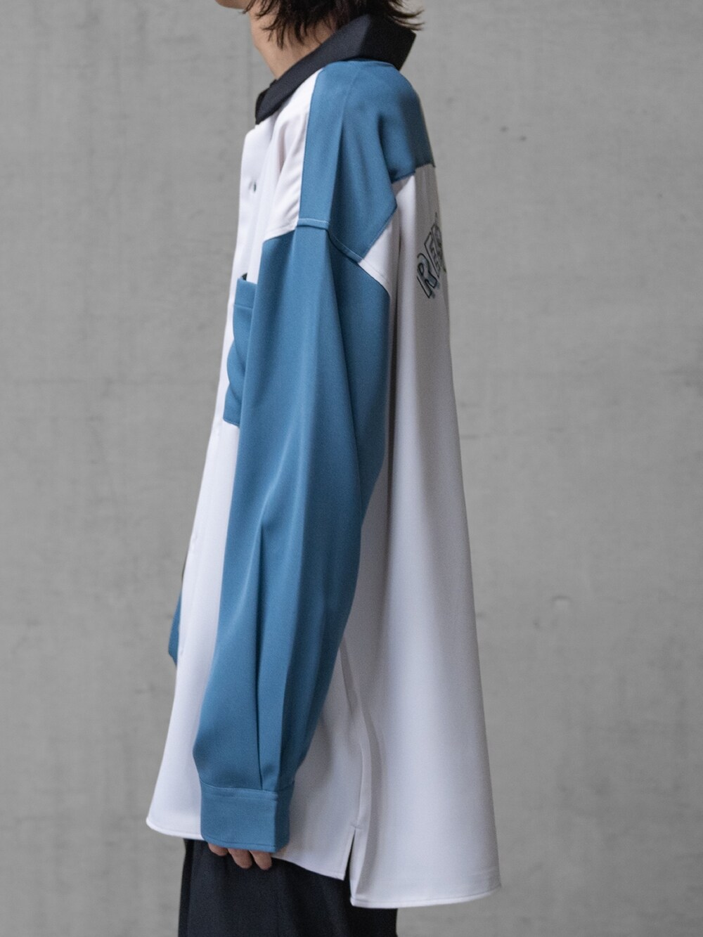 グレー系のシャツ/ブラウス、ブラック系のその他パンツ、ブラック系のドレスシューズを着用したメンズの夏コーディネートの4枚目の写真