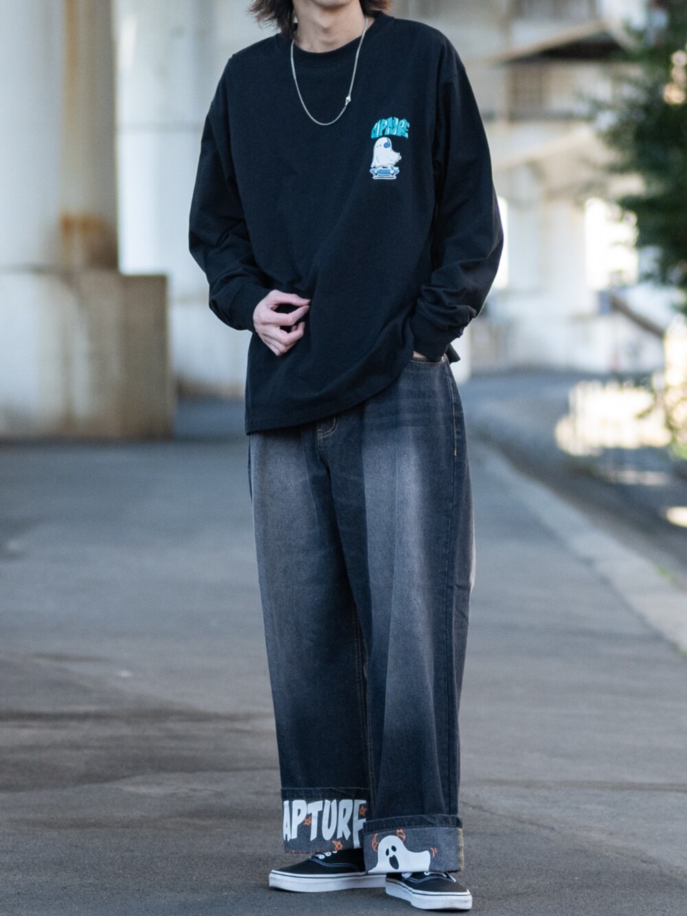 ブラック系のスニーカー、ブルー系のデニムパンツ、ブラック系のTシャツ/カットソーを着用したメンズの春コーディネートの3枚目の写真