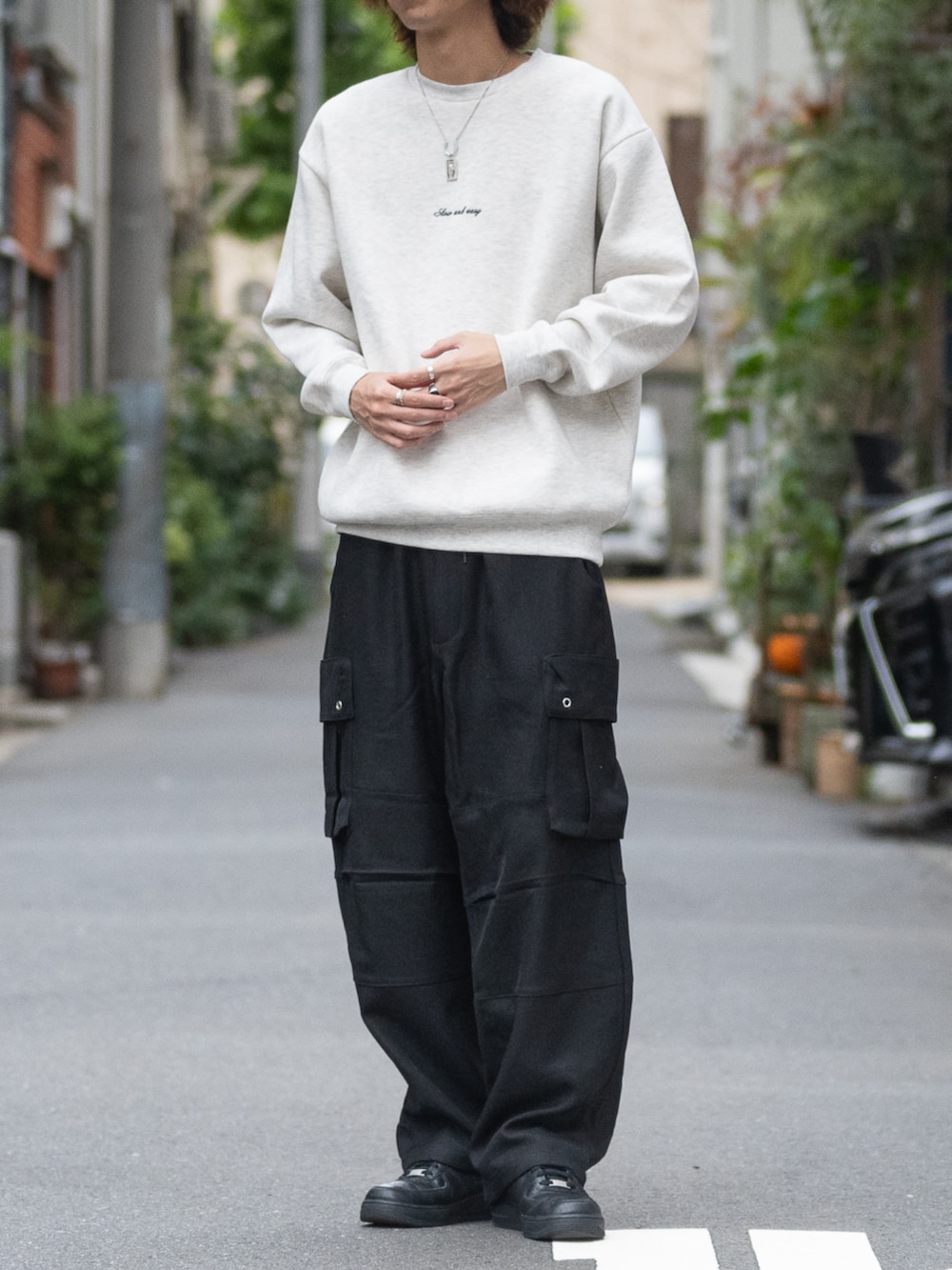 ブラック系のカーゴパンツ、ベージュ系のパーカーを着用したメンズの冬コーディネートの3枚目の写真