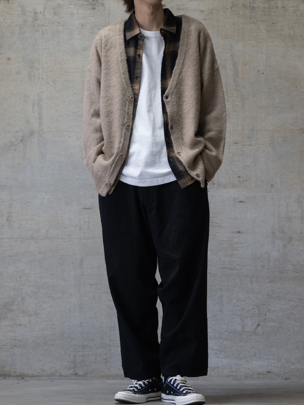 ブラック系のスラックス、ブラック系のスニーカー、ブラック系のシャツ/ブラウスを着用したメンズの夏コーディネートの2枚目の写真