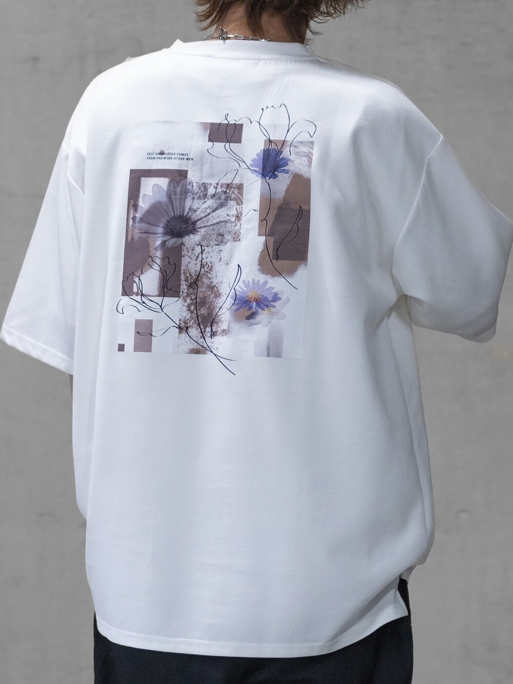 ブラック系のその他パンツ、ブラック系のドレスシューズ、ホワイト系のTシャツ/カットソーを着用したメンズの春コーディネートの3枚目の写真