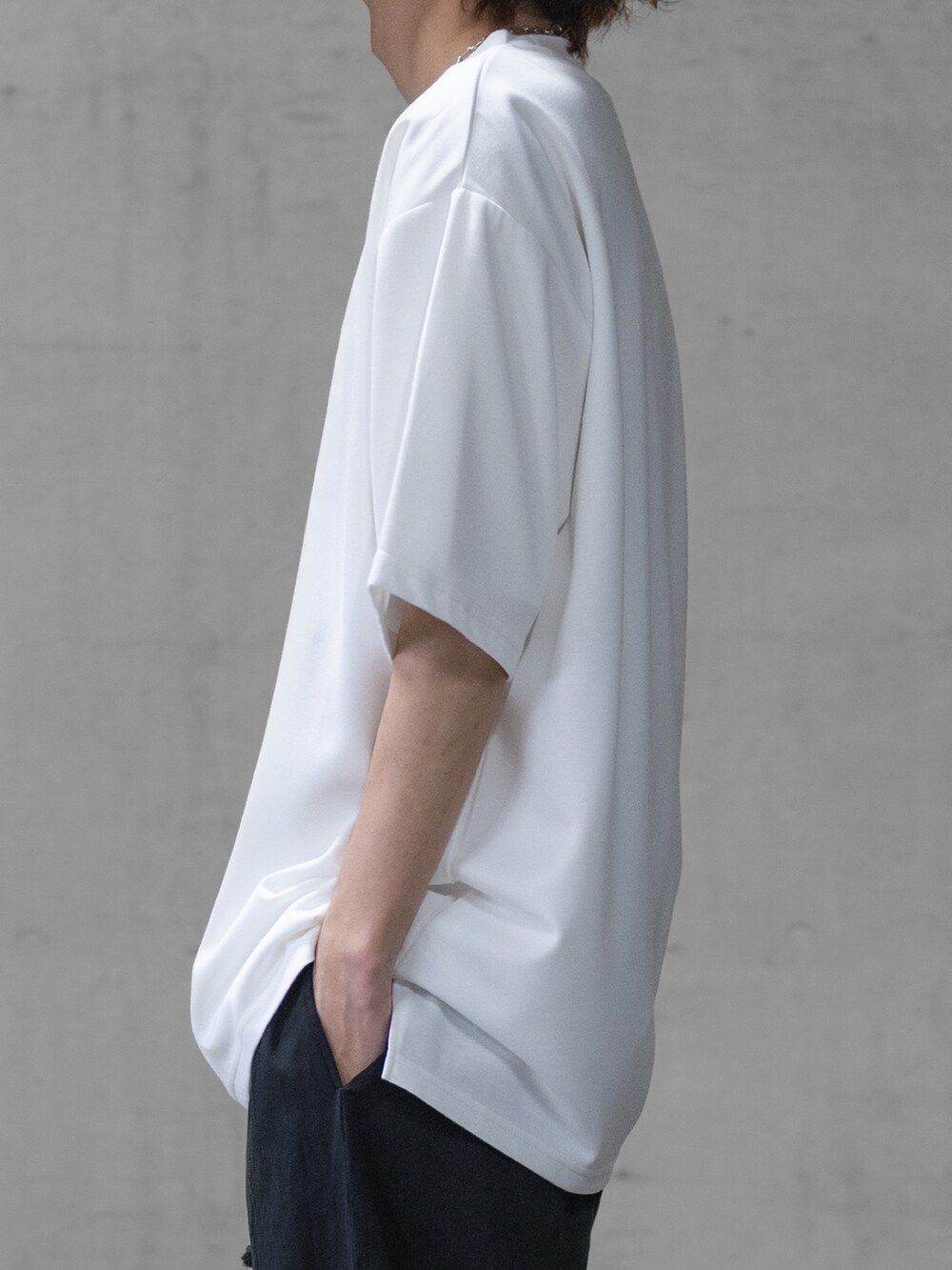 ブラック系のカーゴパンツ、ホワイト系のTシャツ/カットソー、ブラック系のドレスシューズを着用したメンズの春コーディネートの3枚目の写真