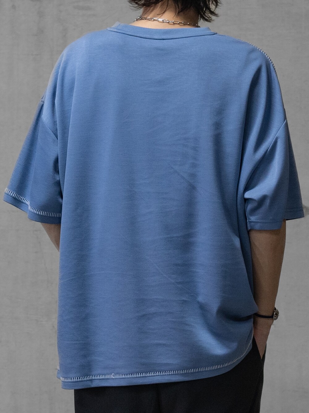 グレー系のその他パンツ、ブラック系のドレスシューズ、ブルー系のTシャツ/カットソーを着用したメンズの春コーディネートの4枚目の写真