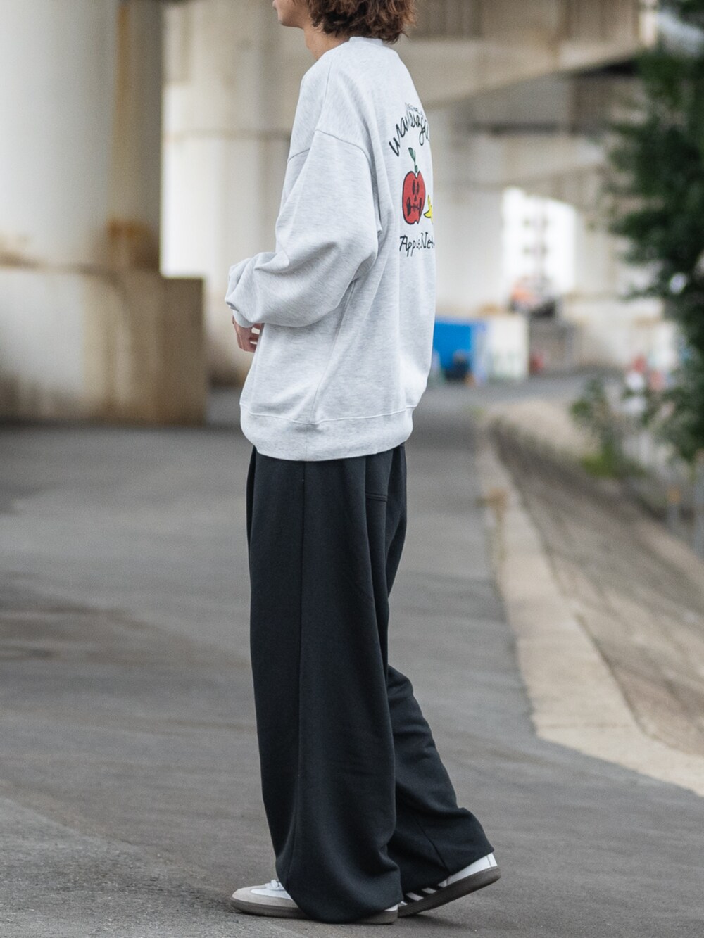 ホワイト系のスニーカー、ブラック系のスウェットパンツ、グレー系のスウェットを着用したメンズの冬コーディネートの2枚目の写真