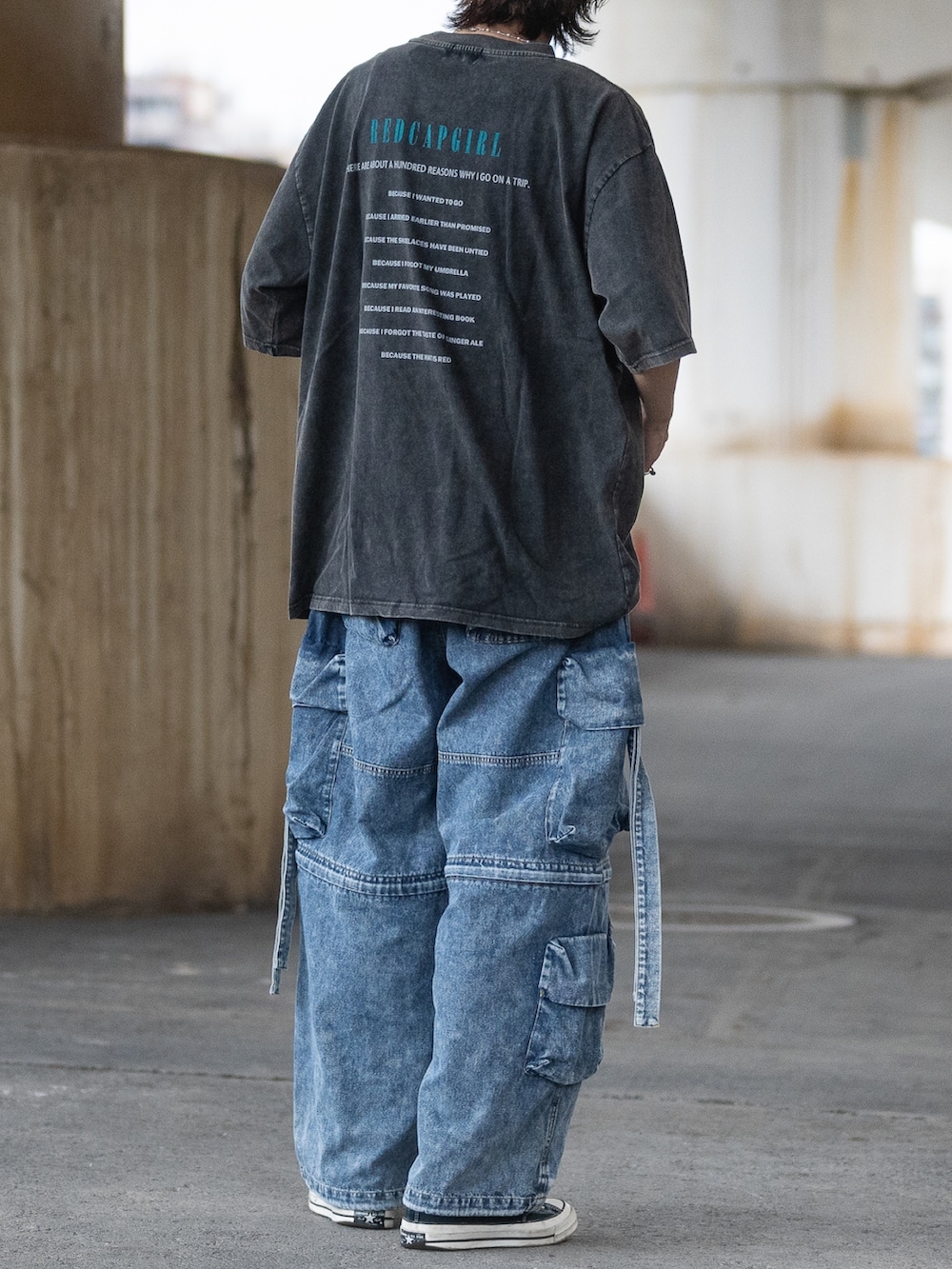 ブラック系のTシャツ/カットソー、ブルー系のデニムパンツ、ブラック系のスニーカーを着用したメンズの夏コーディネートの2枚目の写真