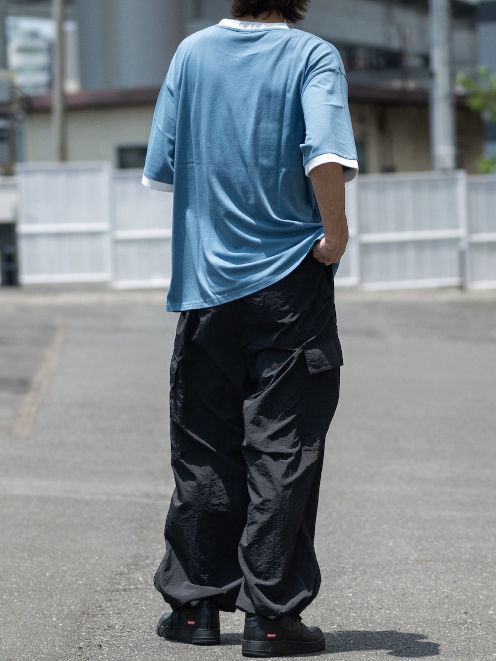 ブラック系のカーゴパンツ、ブルー系のTシャツ/カットソーを着用したメンズの夏コーディネートの3枚目の写真