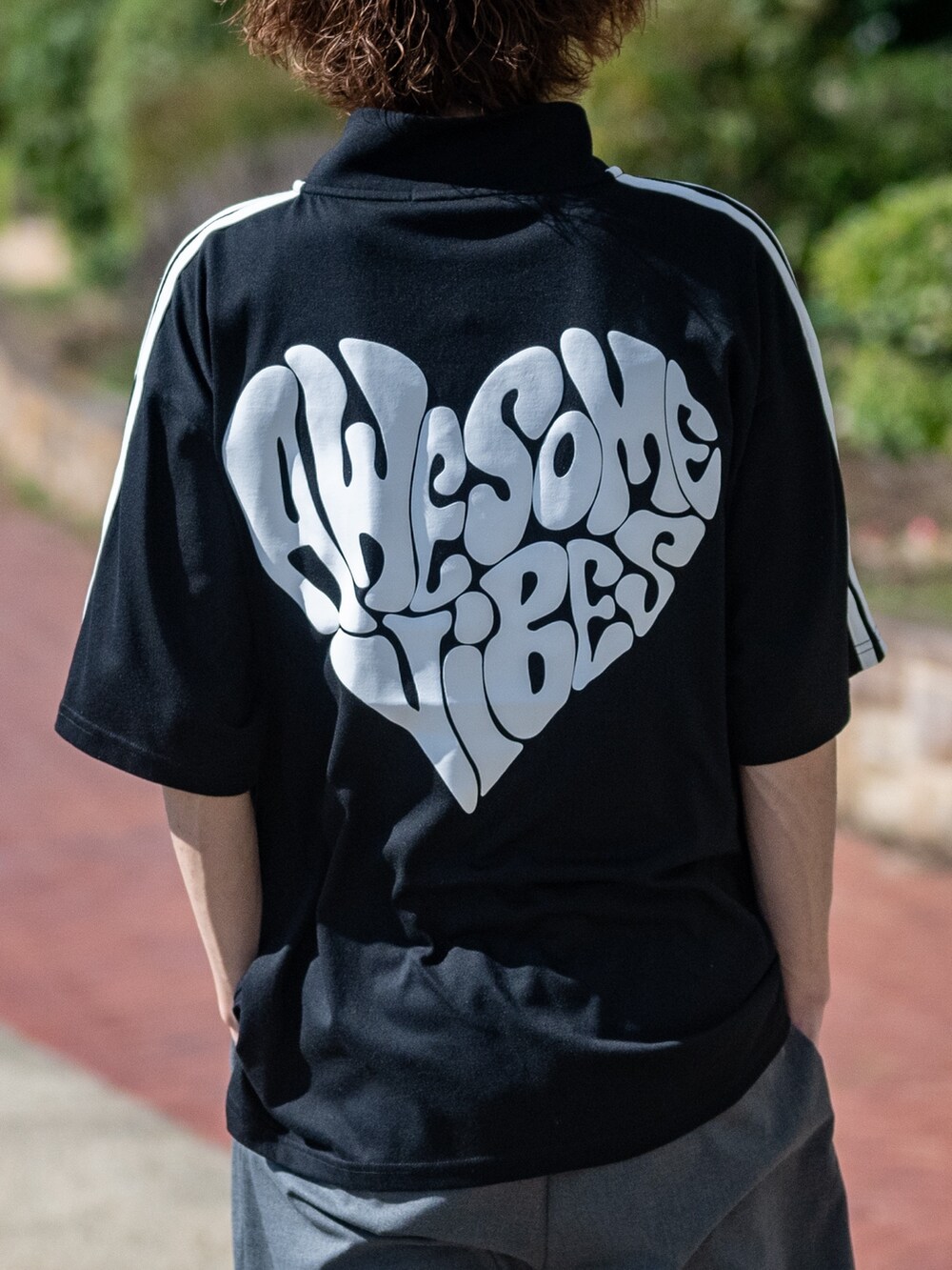 グレー系のスラックス、ブラック系のTシャツ/カットソーを着用したメンズの春コーディネートの3枚目の写真