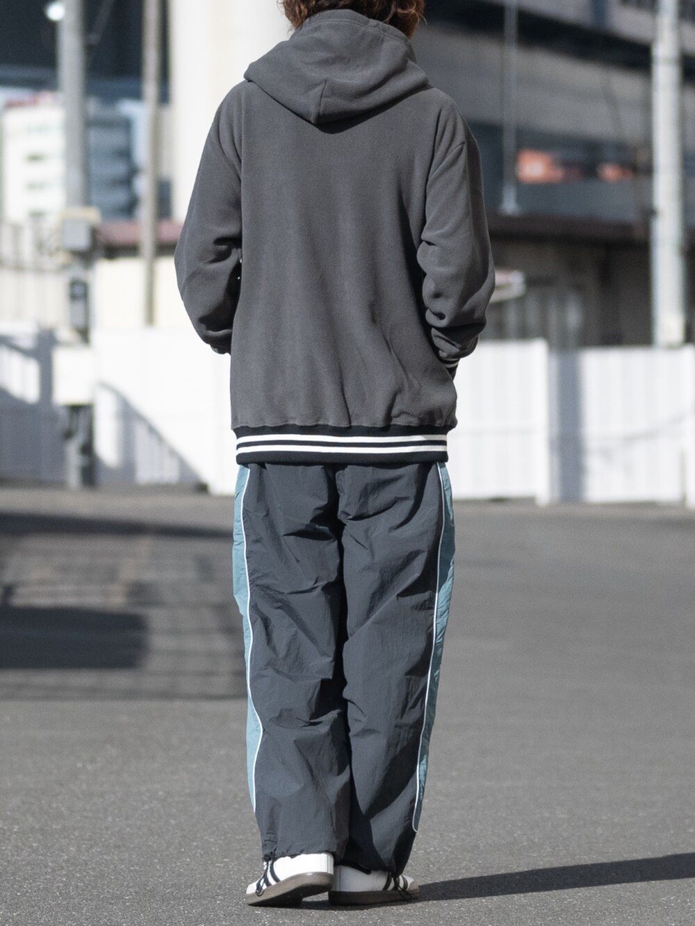 ホワイト系のスニーカー、グレー系のパーカー、グレー系のその他パンツを着用したメンズの冬コーディネートの3枚目の写真