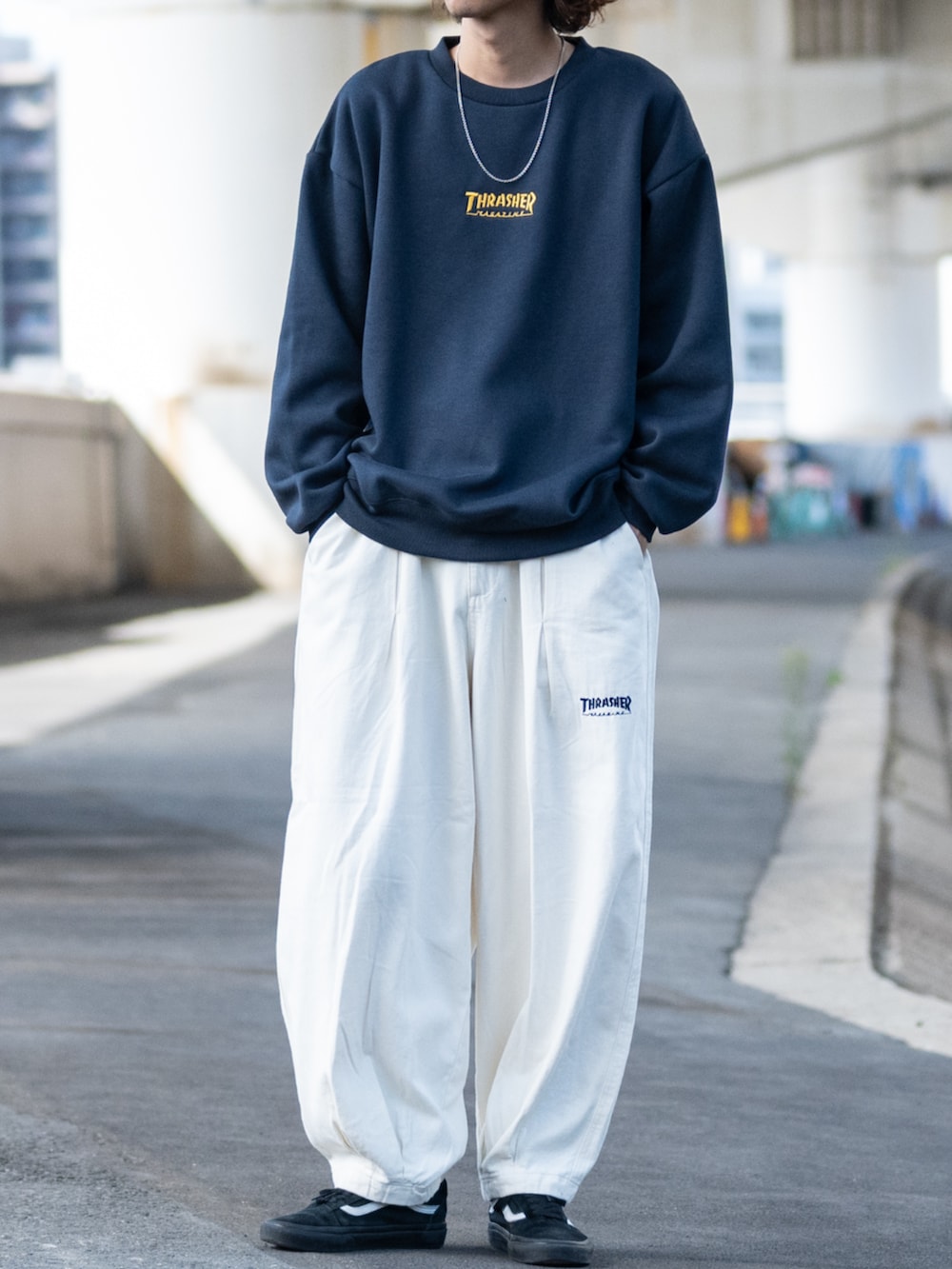 ホワイト系のデニムパンツ、ブルー系のスウェットを着用したメンズの秋コーディネートの3枚目の写真