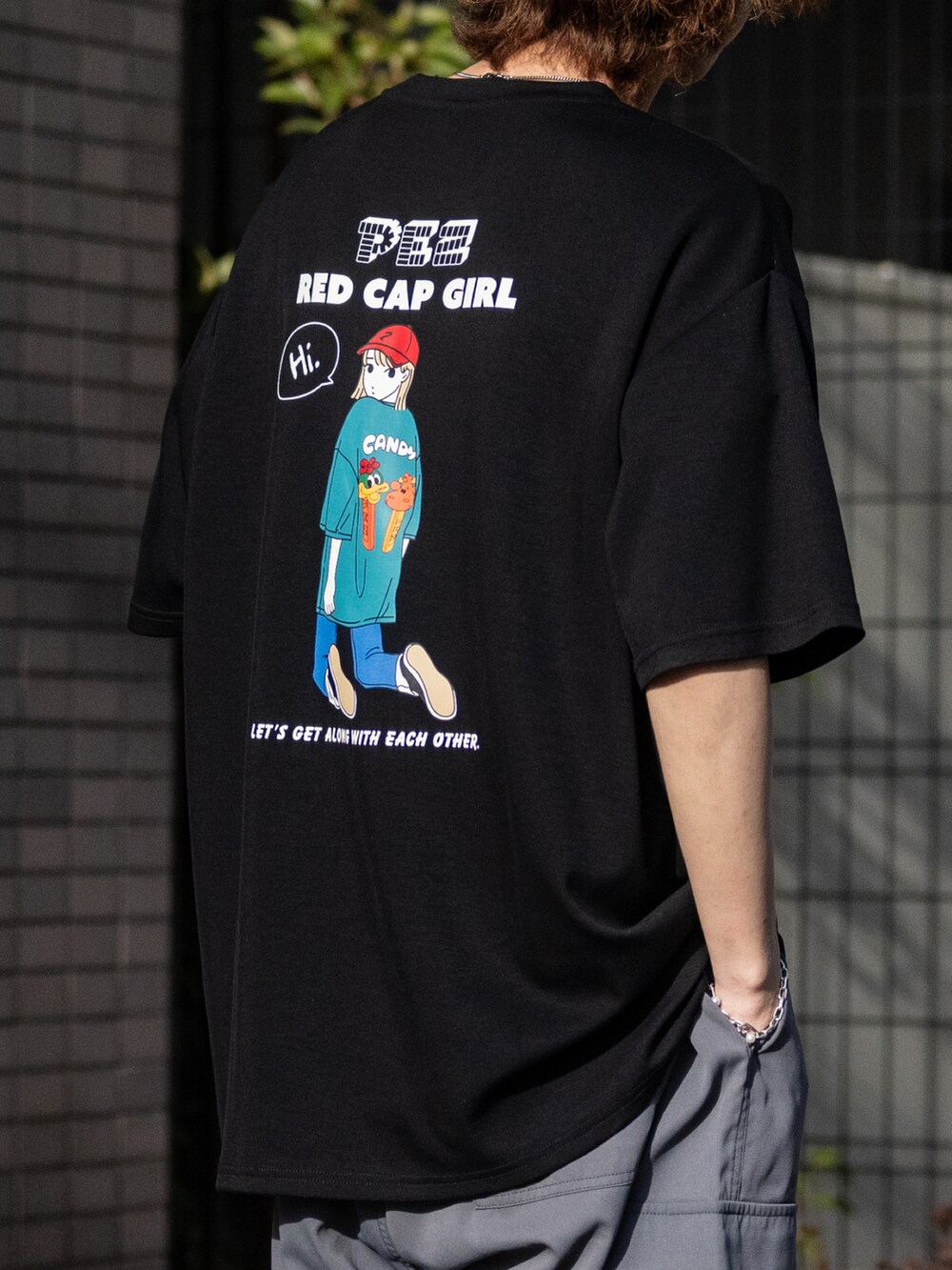 グレー系のカーゴパンツ、ホワイト系のスニーカー、ブラック系のTシャツ/カットソーを着用したメンズの春コーディネートの5枚目の写真