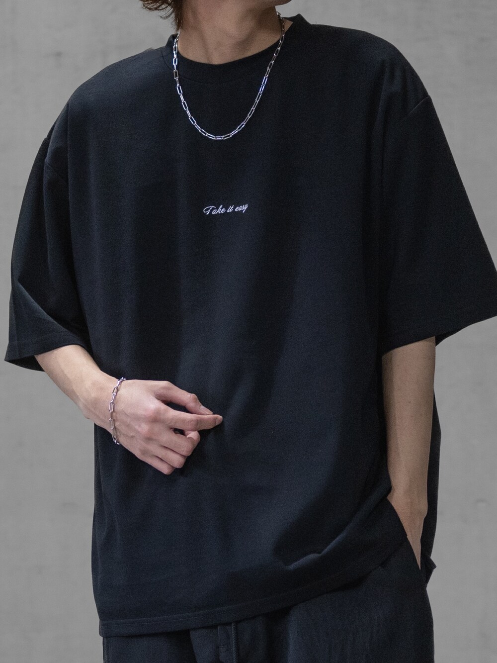 ブラック系のデニムパンツ、ブラック系のドレスシューズ、ブラック系のTシャツ/カットソーを着用したメンズの春コーディネートの5枚目の写真