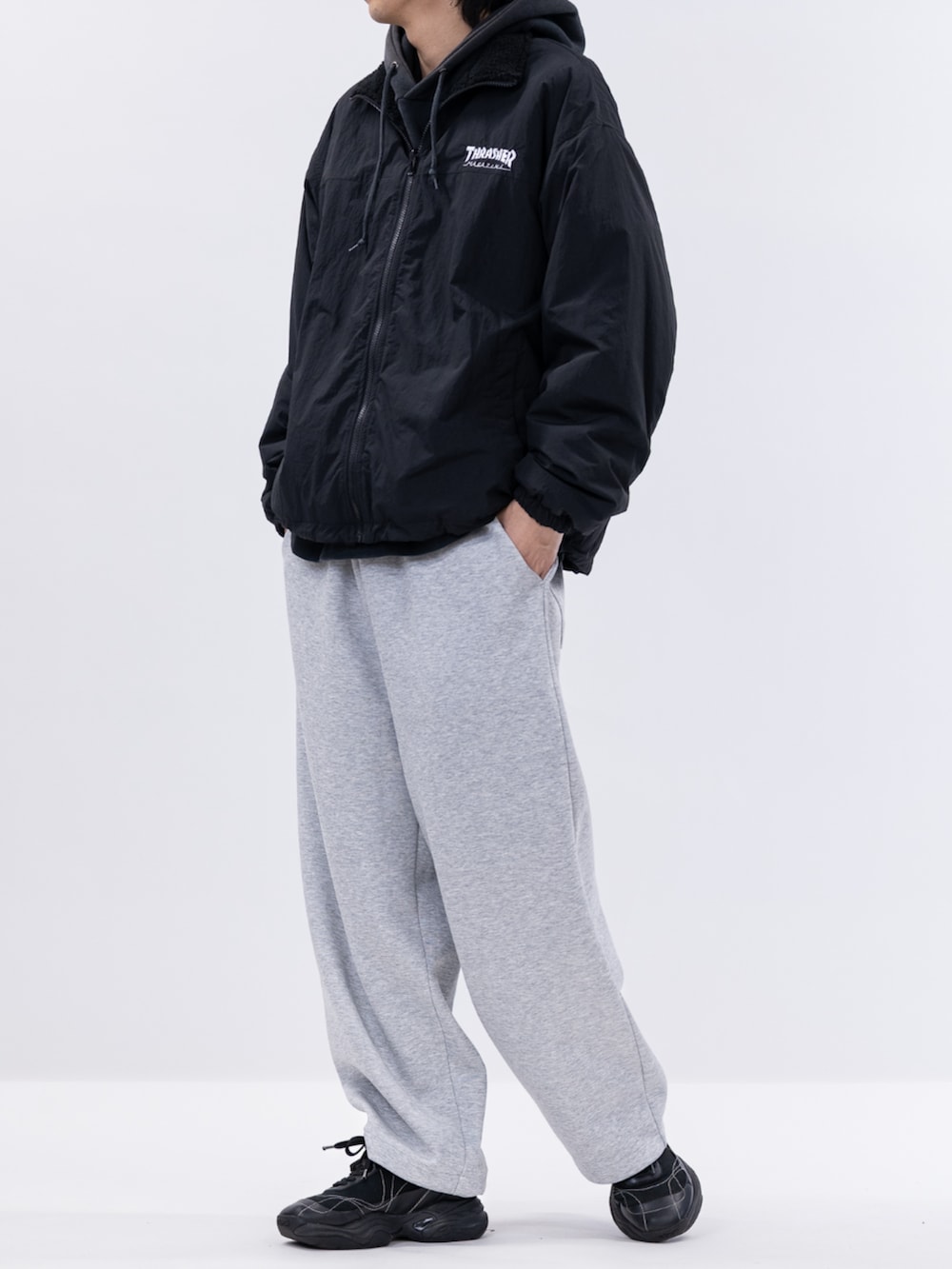 ブラック系のナイロンジャケットを着用したメンズの冬コーディネートの2枚目の写真