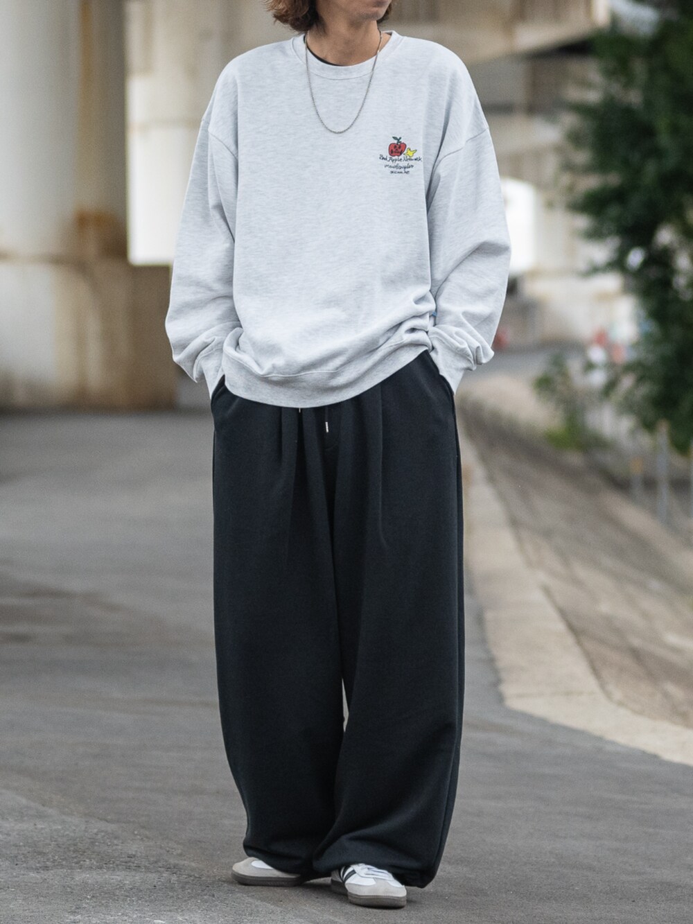 ホワイト系のスニーカー、ブラック系のスウェットパンツ、グレー系のスウェットを着用したメンズの冬コーディネートの3枚目の写真