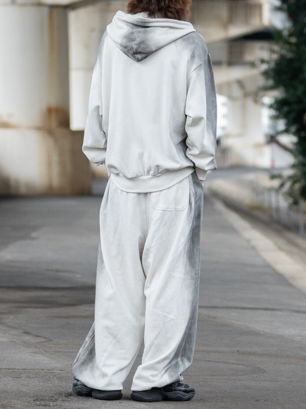 ホワイト系のパーカー、ホワイト系のスウェットパンツを着用したメンズの冬コーディネートの3枚目の写真