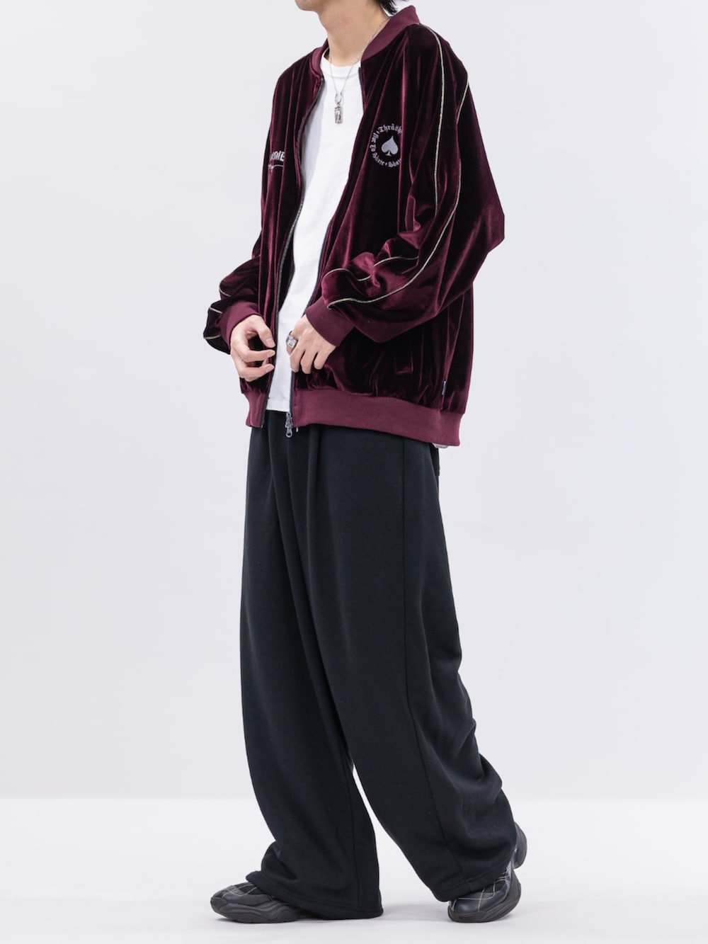 パープル系のスカジャンを着用したメンズの秋コーディネートの2枚目の写真