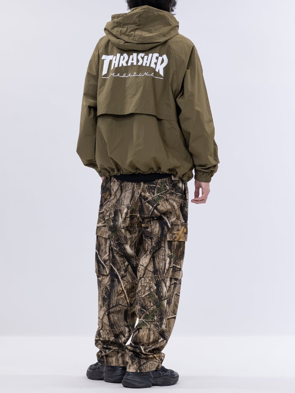 その他のカーゴパンツ、グリーン系のマウンテンパーカーを着用したメンズの冬コーディネートの3枚目の写真