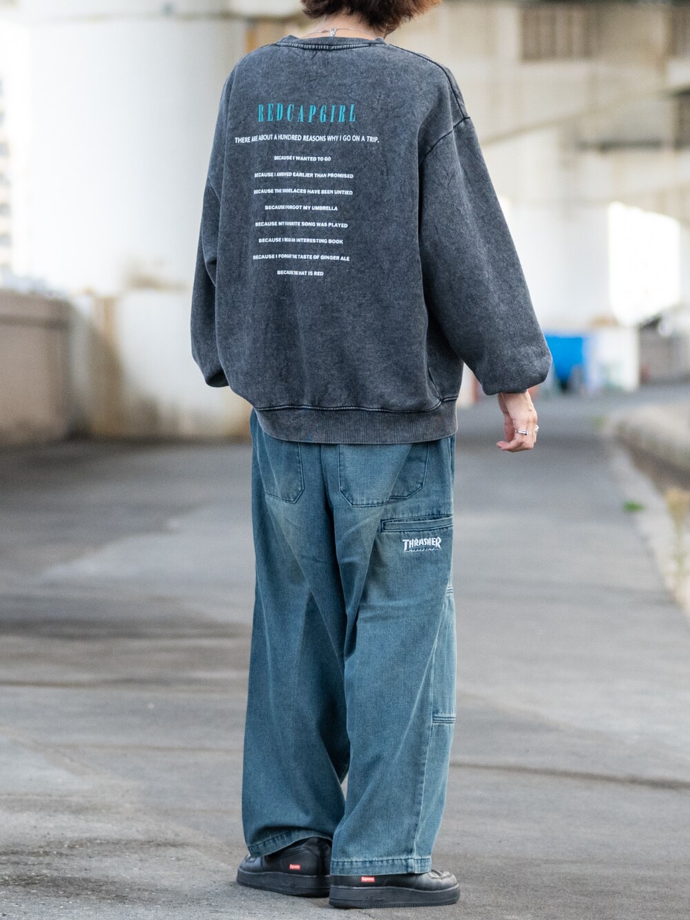 ブルー系のデニムパンツ、グレー系のスウェットを着用したメンズの秋コーディネートの3枚目の写真