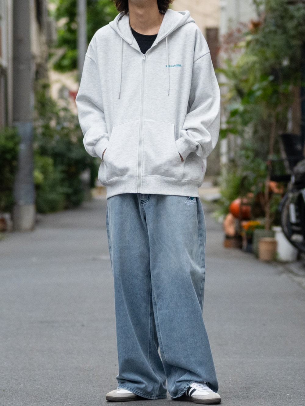 ホワイト系のスニーカー、グレー系のパーカーを着用したメンズの秋コーディネートの3枚目の写真