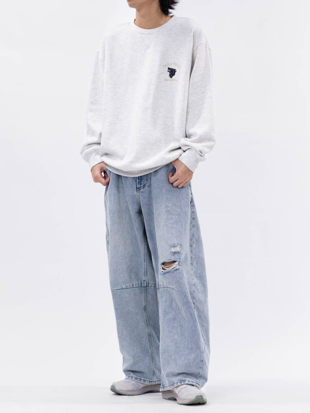 ホワイト系のスウェットを着用したメンズの秋コーディネートの3枚目の写真