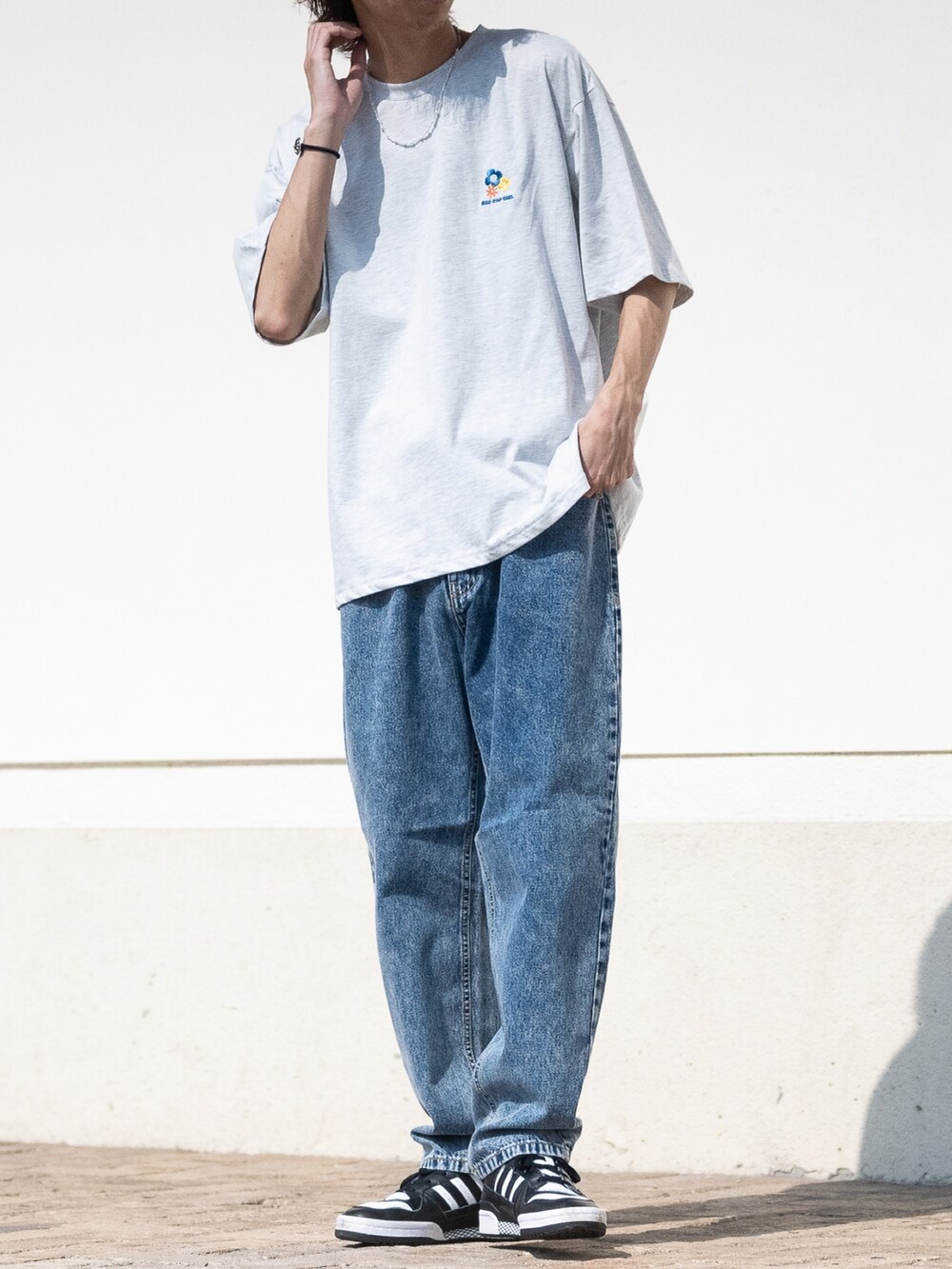 ブラック系のTシャツ/カットソーを着用したメンズの夏コーディネートの3枚目の写真