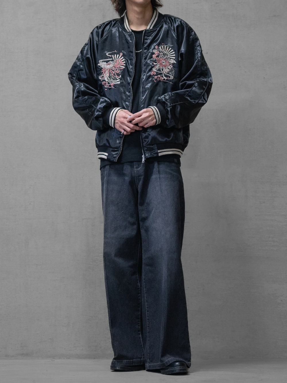 「春色、今日のコーデ、johnscloset、お出かけコーデ、ラフコーデ、ブラックコーデ、春、プチプラコーデ、春服コーデ、スカジャン、デニム、フレアパンツ、革靴、Dr.Martens、刺繍」｜「Dr. Martensの【Dr.Martens】ドクターマーチン 「3HOLE GIBSON 1461」（ドレスシューズ、ブラック系）」を使った、ますさん（メンズ・177cm）の春コーディネートの2枚目の写真