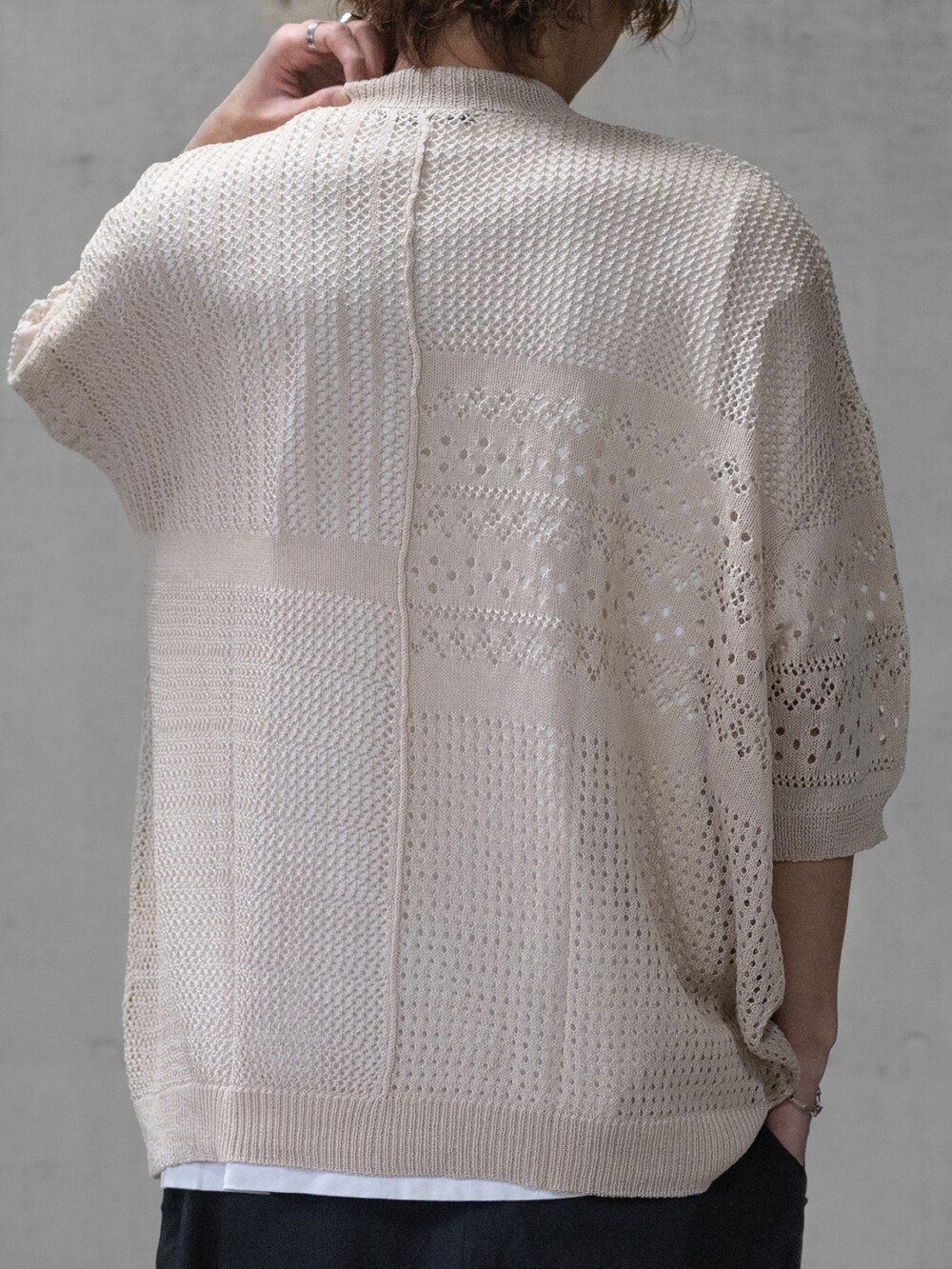 ブラック系のニット/セーター、ブラック系のデニムパンツ、ブラック系のドレスシューズを着用したメンズの春コーディネートの4枚目の写真