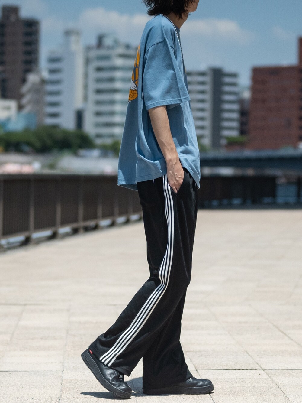 ホワイト系のその他パンツ、ブルー系のTシャツ/カットソーを着用したメンズの夏コーディネートの2枚目の写真