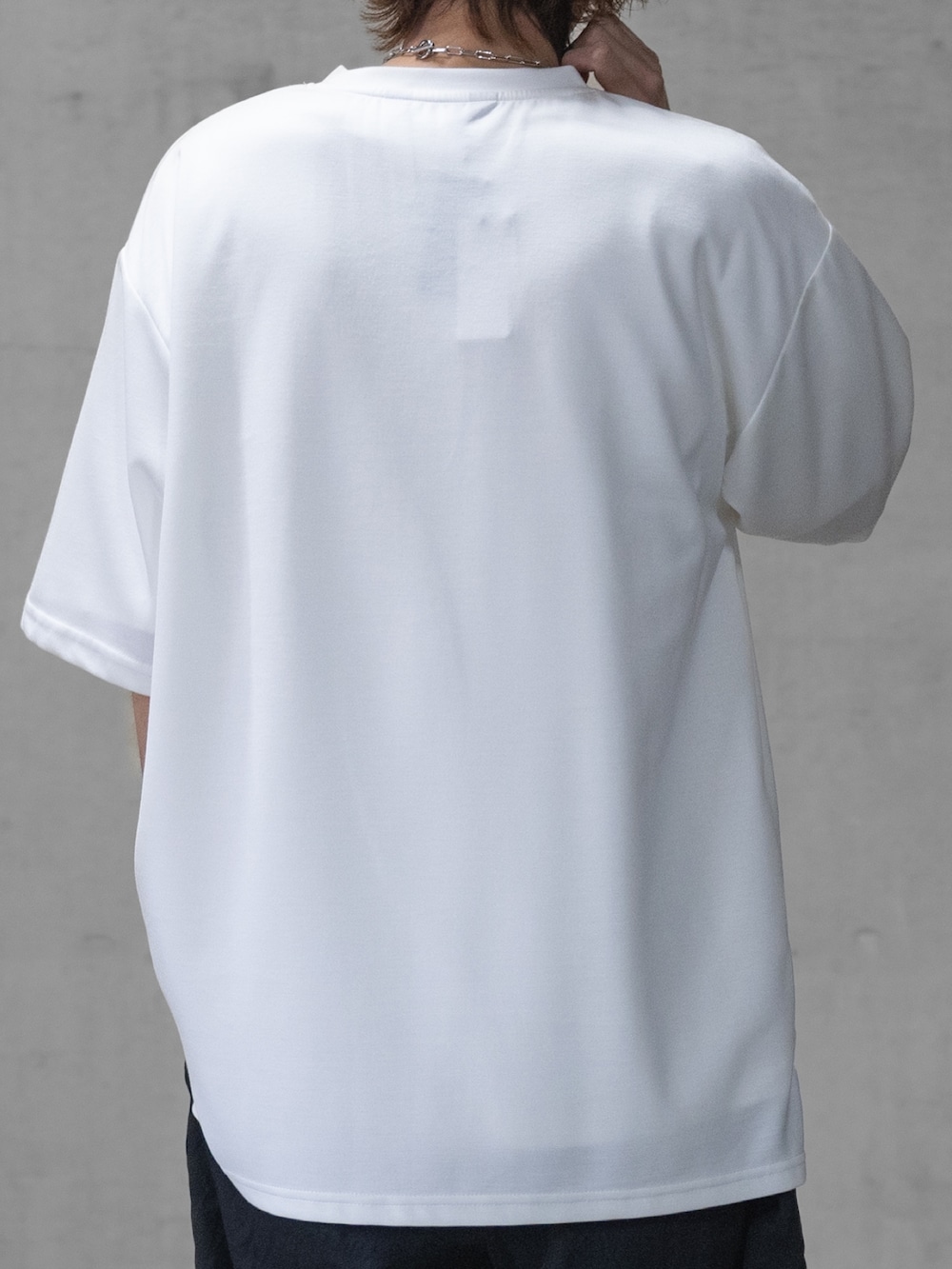 ブラック系のカーゴパンツ、ホワイト系のTシャツ/カットソー、ブラック系のドレスシューズを着用したメンズの春コーディネートの4枚目の写真