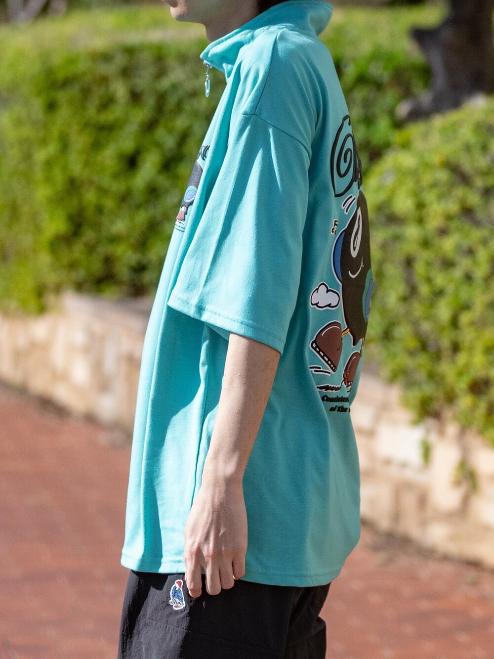 ベージュ系のカーゴパンツ、グリーン系のTシャツ/カットソーを着用したメンズの春コーディネートの4枚目の写真