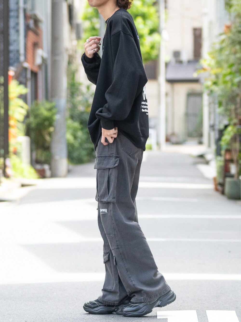 ブルー系のデニムパンツ、ブラック系のスウェットを着用したメンズの秋コーディネートの2枚目の写真