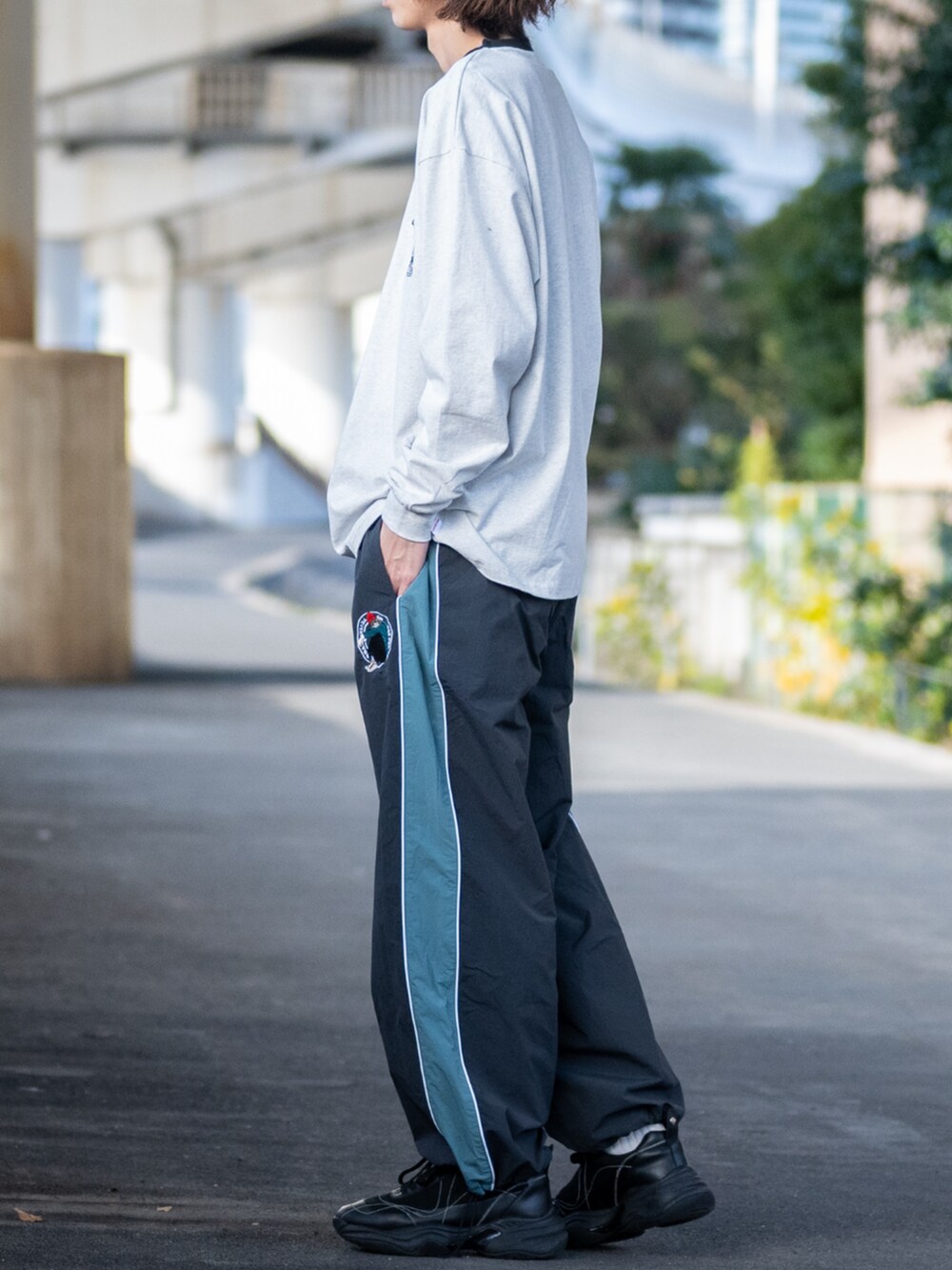 グレー系のTシャツ/カットソー、グレー系のカーゴパンツを着用したメンズの冬コーディネートの2枚目の写真