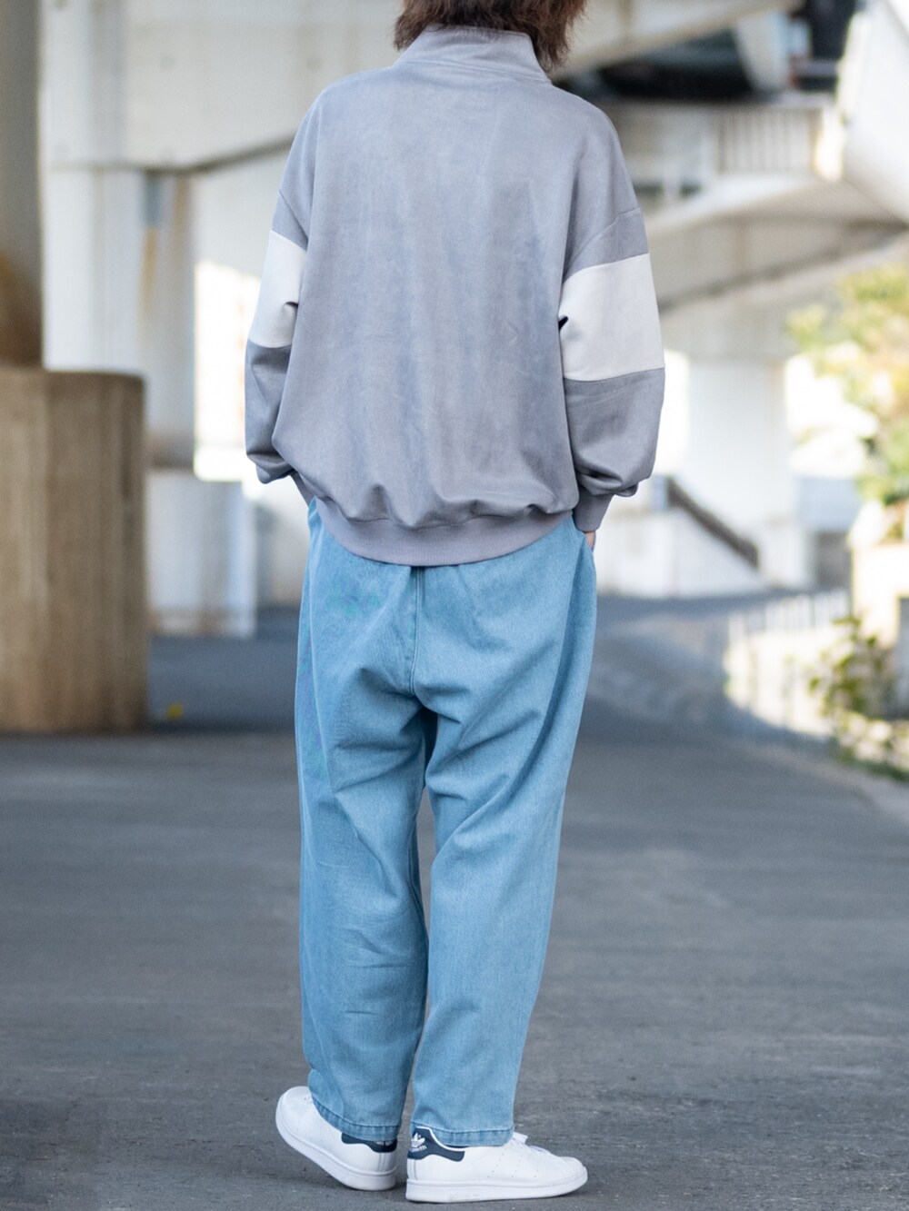 ブルー系のデニムパンツ、ホワイト系のスニーカー、ブルー系のスウェットを着用したメンズの冬コーディネートの3枚目の写真