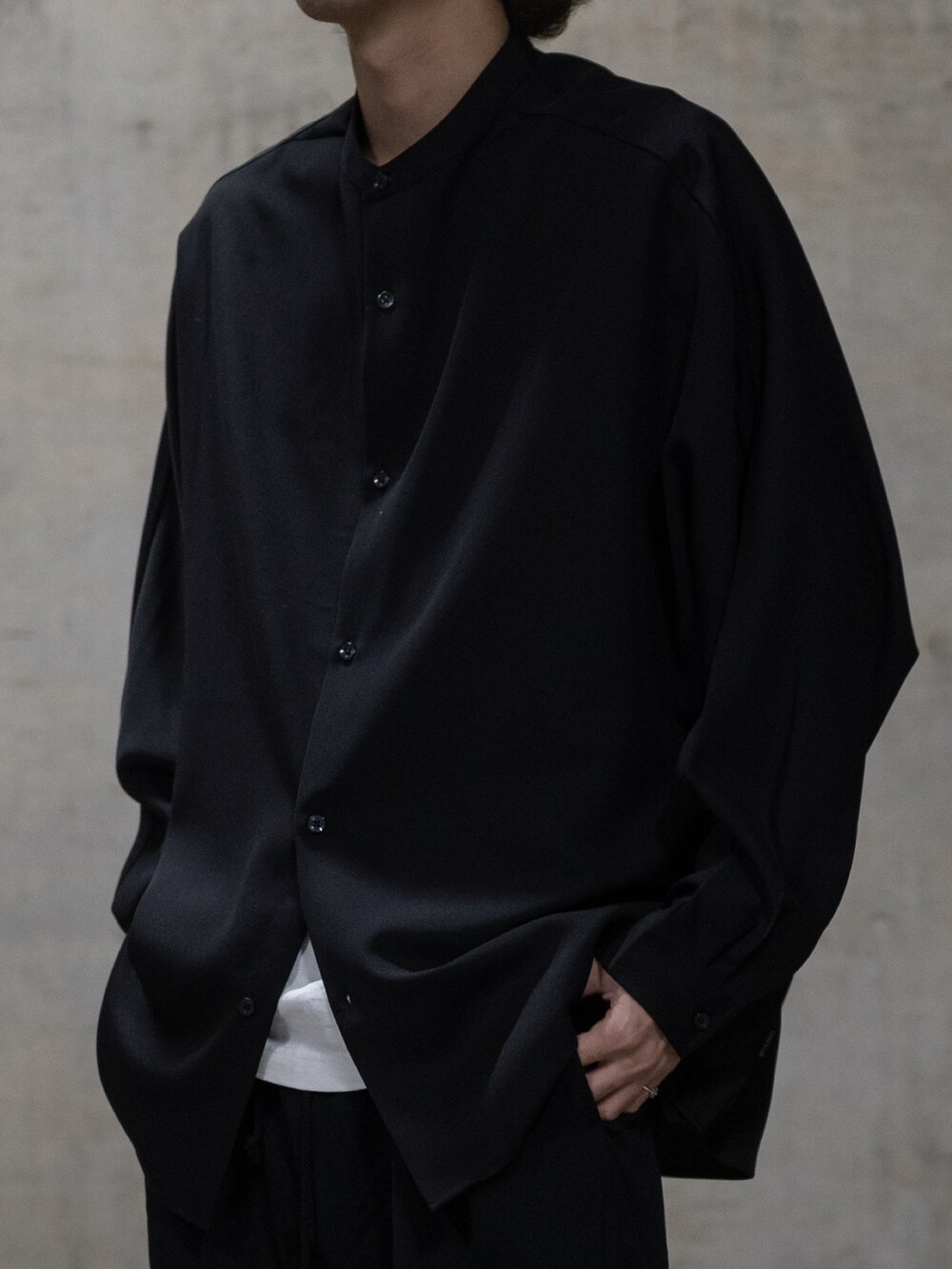 ブラック系のブーツ、グレー系のカーゴパンツ、ブラック系のシャツ/ブラウスを着用したメンズの冬コーディネートの2枚目の写真