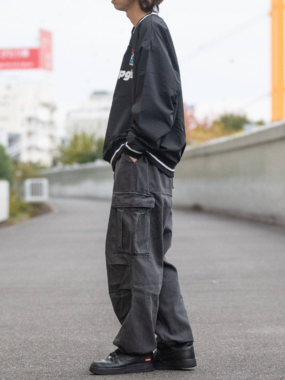 ブラック系のデニムパンツ、ブラック系のジャージを着用したメンズの冬コーディネートの2枚目の写真