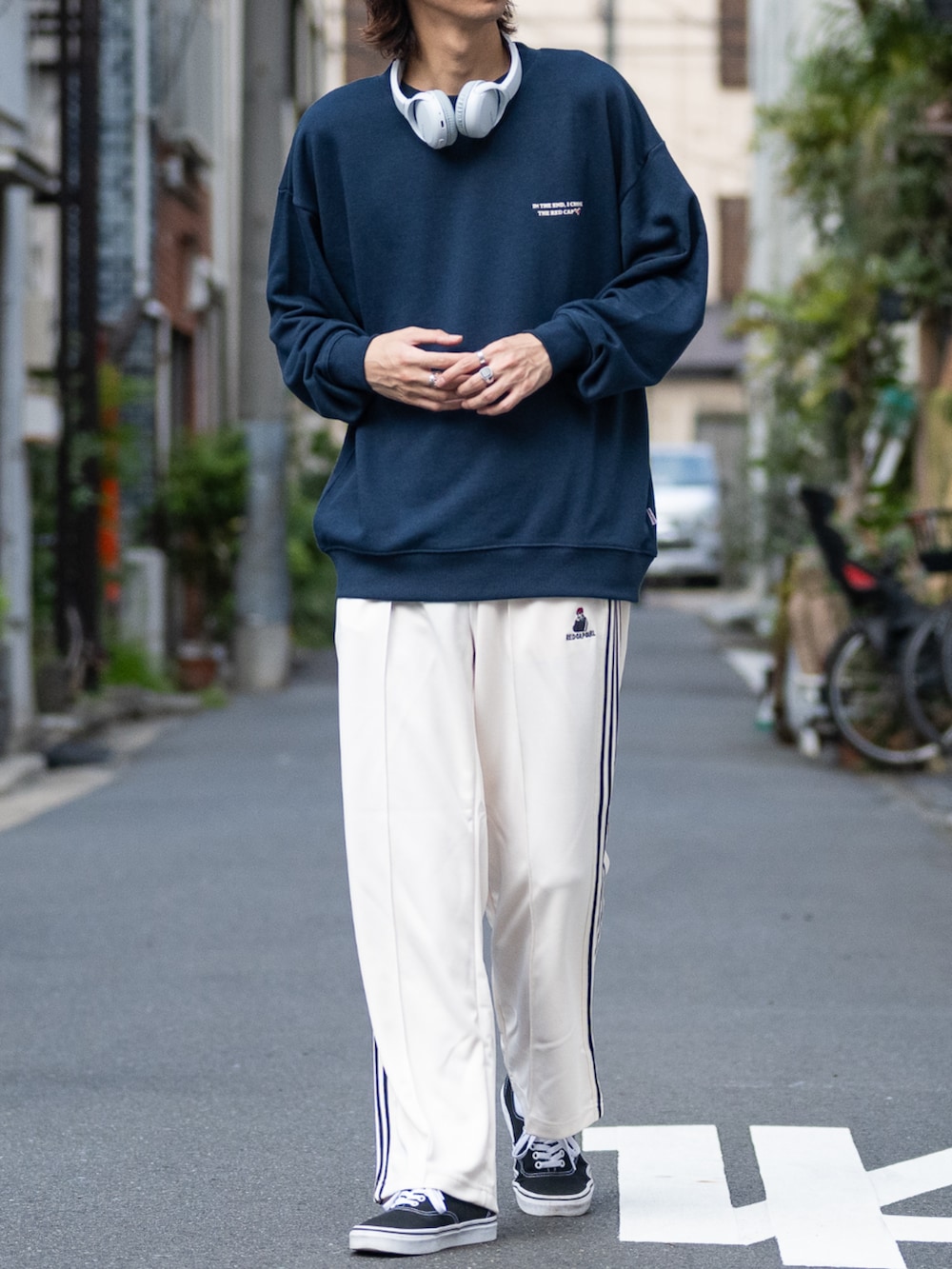 ホワイト系のその他パンツ、ブルー系のスウェットを着用したメンズの秋コーディネートの3枚目の写真