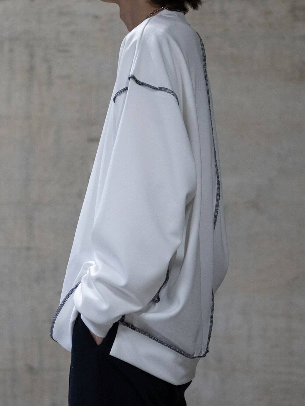 ブラック系のブーツ、グリーン系のカーゴパンツ、ホワイト系のスウェットを着用したメンズの冬コーディネートの3枚目の写真