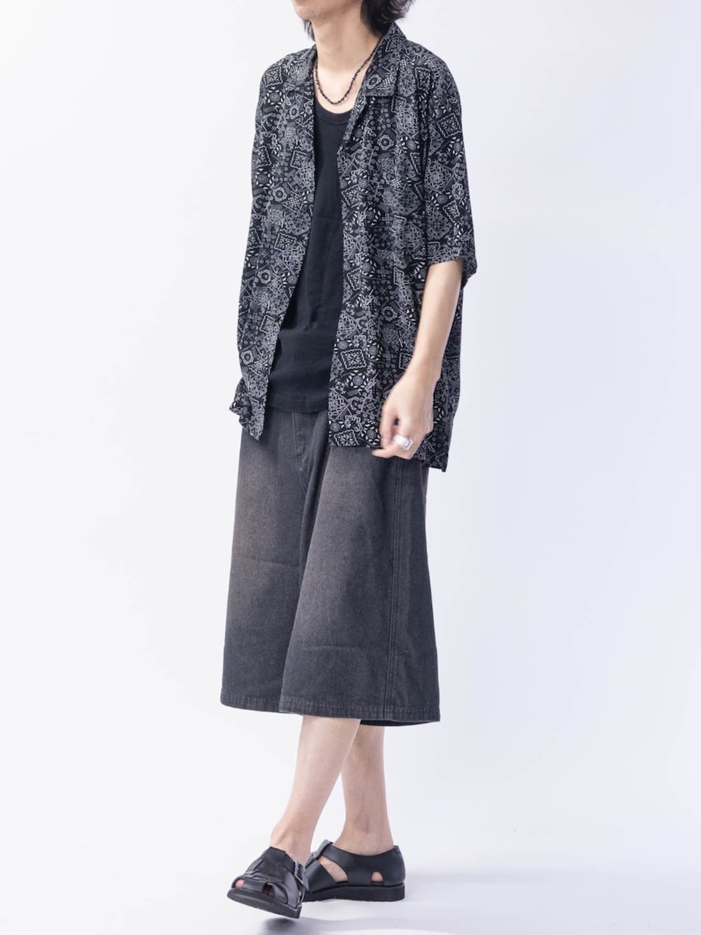 その他のシャツ/ブラウス、ブラック系のデニムパンツを着用したメンズの夏コーディネートの2枚目の写真