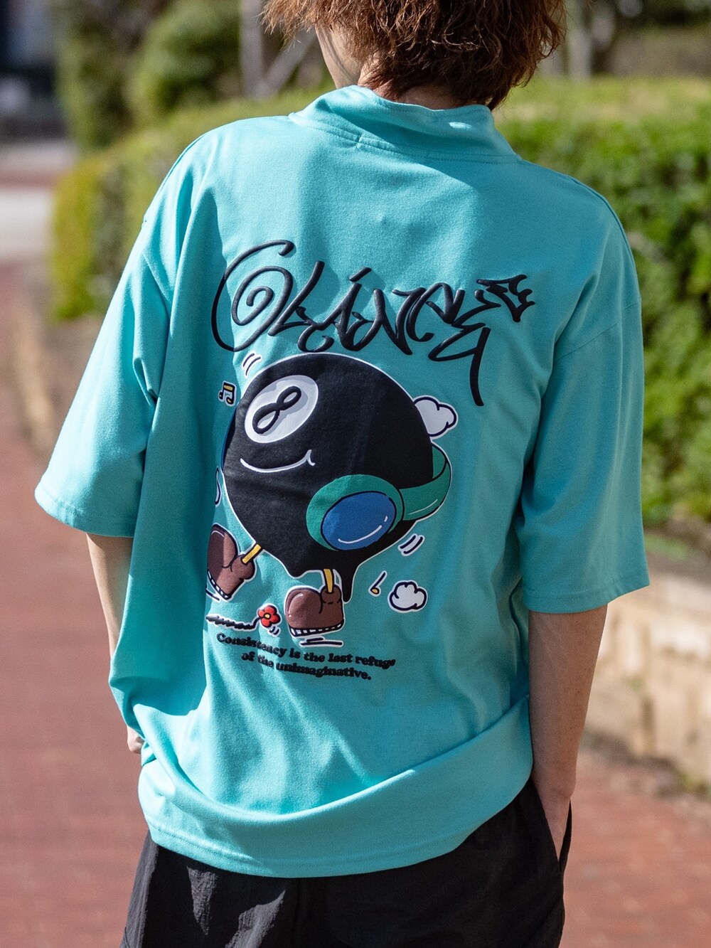 ベージュ系のカーゴパンツ、グリーン系のTシャツ/カットソーを着用したメンズの春コーディネートの3枚目の写真