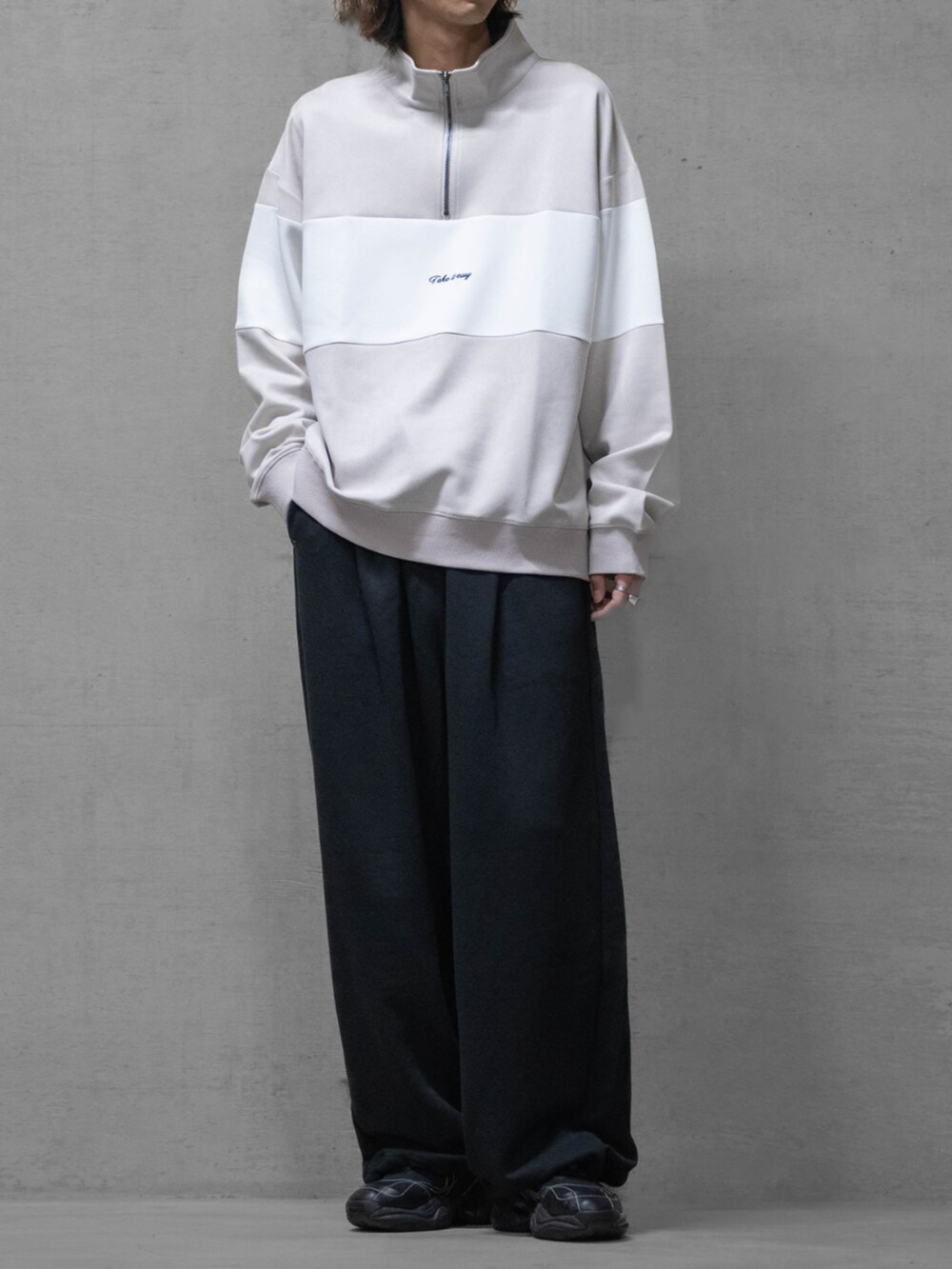 ブラック系のその他パンツ、グレー系のスウェットを着用したメンズの冬コーディネートの2枚目の写真