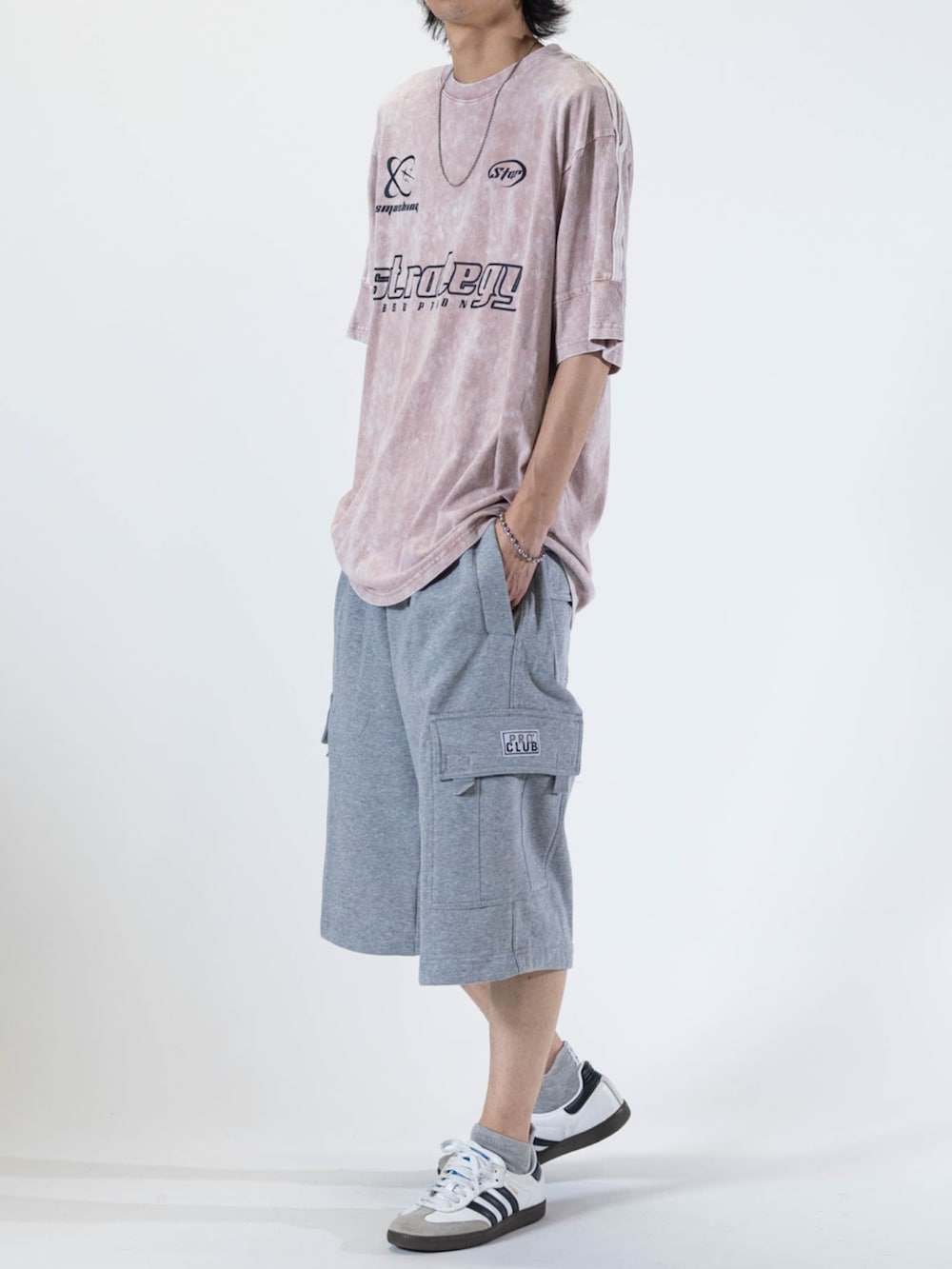 ホワイト系のスニーカー、ピンク系のTシャツ/カットソー、グレー系のスウェットパンツを着用したメンズの夏コーディネートの2枚目の写真